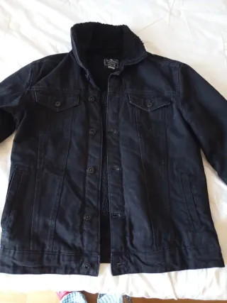 Cazadora vaquera negra hombre con borrego