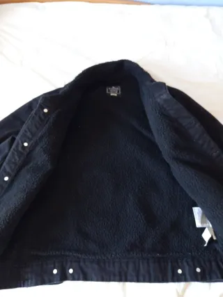 Cazadora vaquera negra hombre con borrego