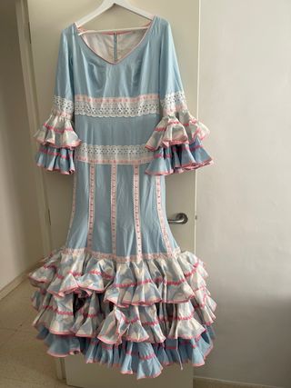 Traje de flamenca azul y rosa