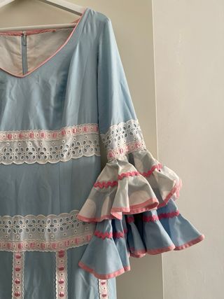 Traje de flamenca azul y rosa