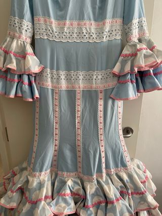 Traje de flamenca azul y rosa