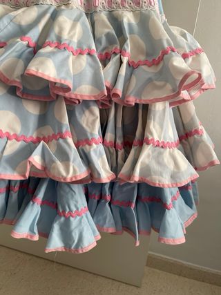 Traje de flamenca azul y rosa