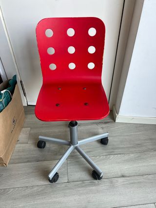 Silla de escritorio Ikea roja con ruedas