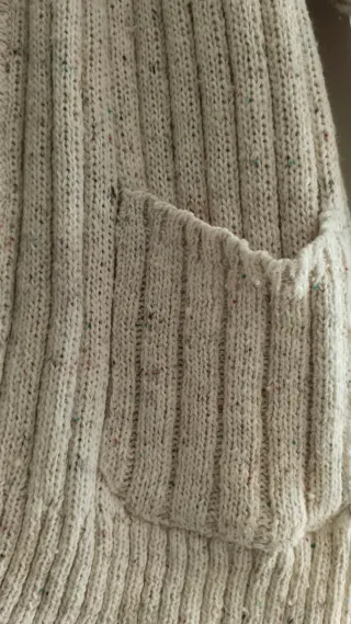 Chaqueta de punto, tiene 30%lana.