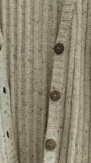 Chaqueta de punto, tiene 30%lana.