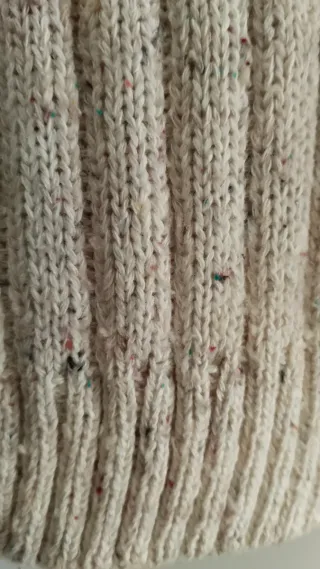 Chaqueta de punto, tiene 30%lana.