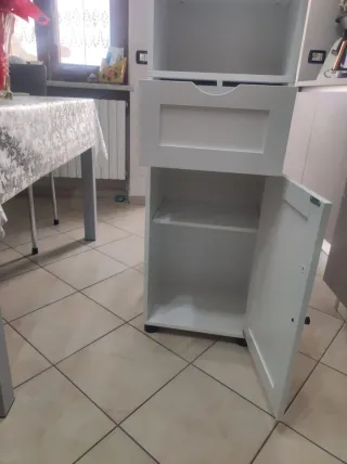 Mobile bagno/cucina bianco con ante e cassetto
