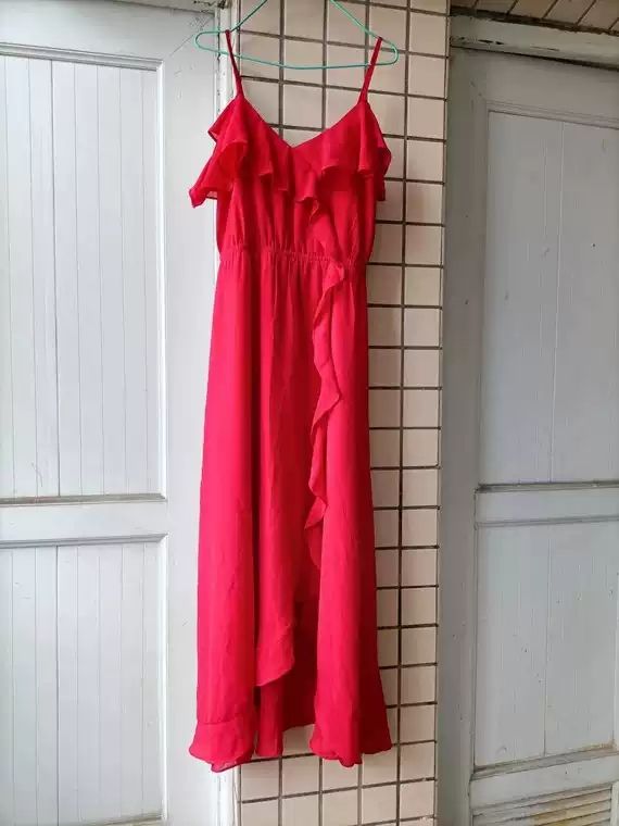 Abito rosso con spalline e volant