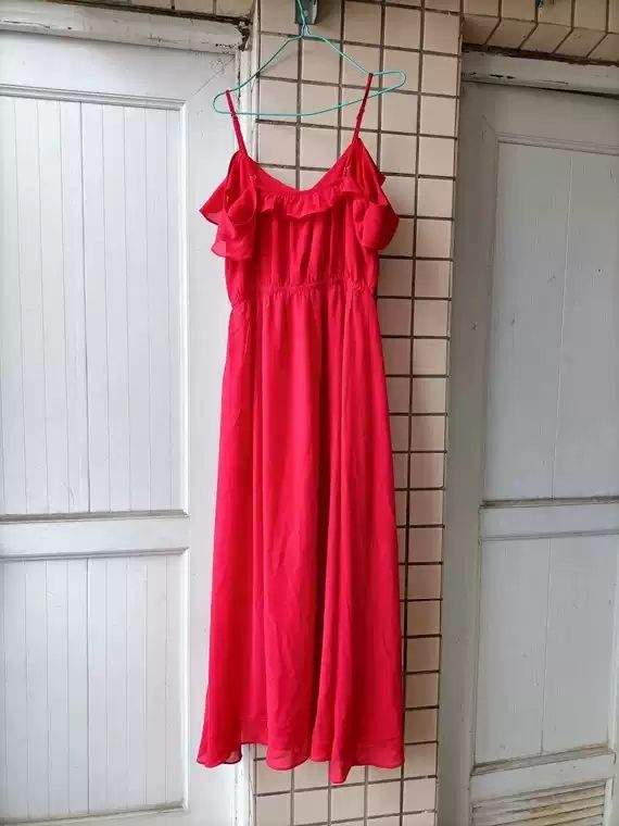 Abito rosso con spalline e volant