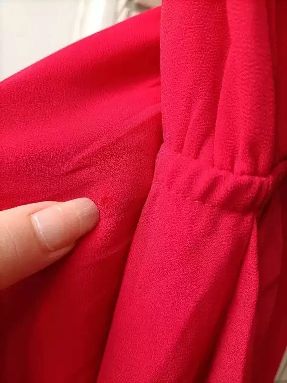 Abito rosso con spalline e volant