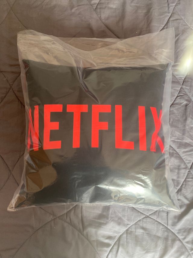 Cojín Negro con Logo Netfix Rojo