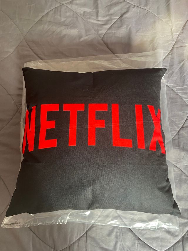 Cojín Negro con Logo Netfix Rojo
