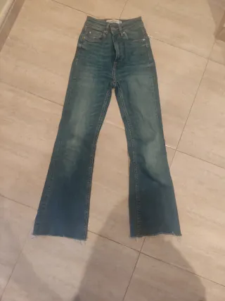 Pantalón vaquero Stradivarius campana