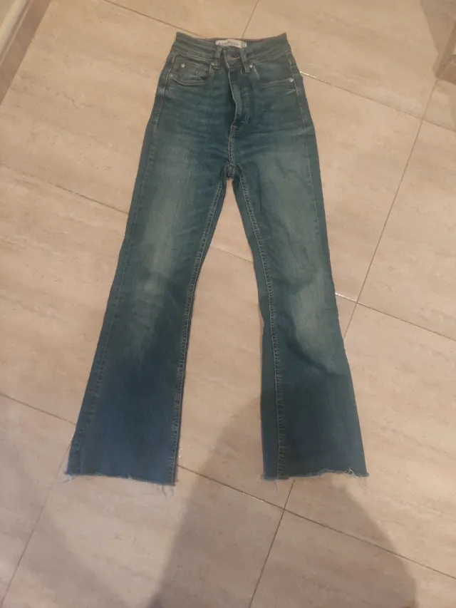 Pantalón vaquero Stradivarius campana