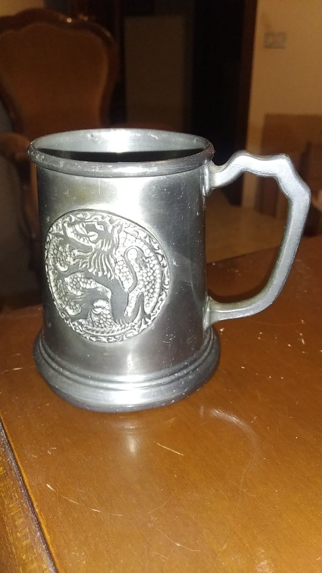 Boccale vintage in peltro con stemma araldico