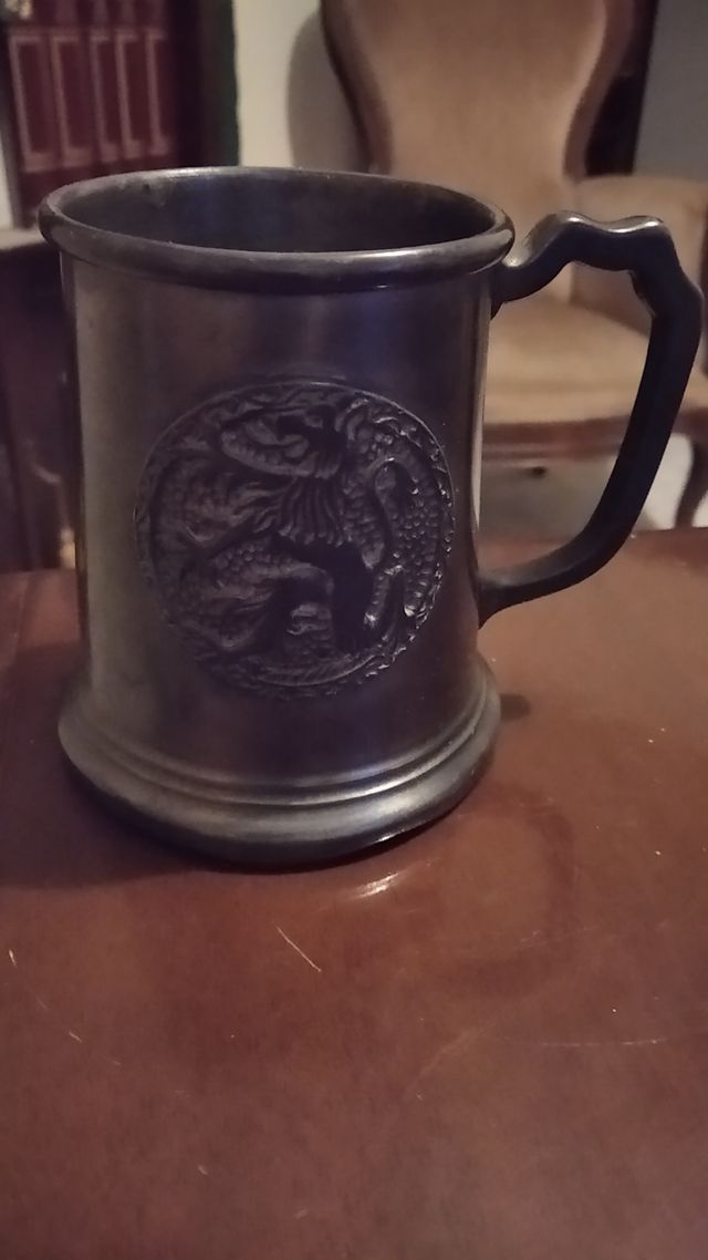 Boccale vintage in peltro con stemma araldico