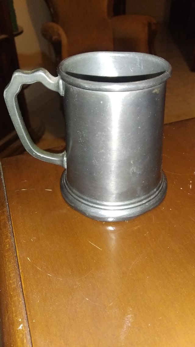 Boccale vintage in peltro con stemma araldico