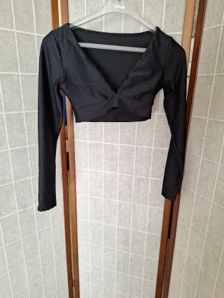 Top crop manga larga negro