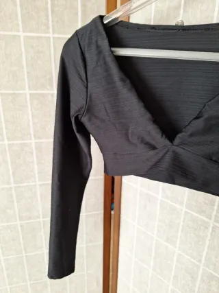 Top crop manga larga negro
