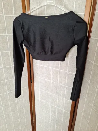 Top crop manga larga negro