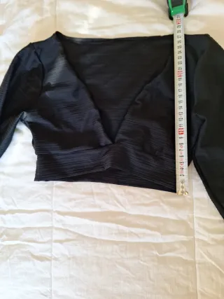 Top crop manga larga negro