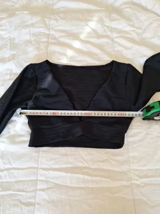 Top crop manga larga negro