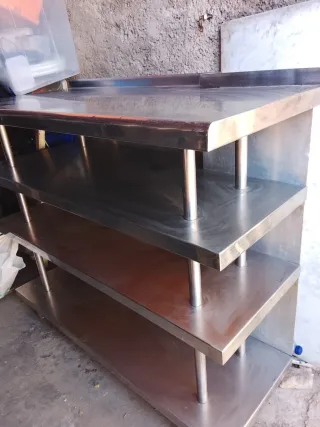 Mobile asero con estanterías