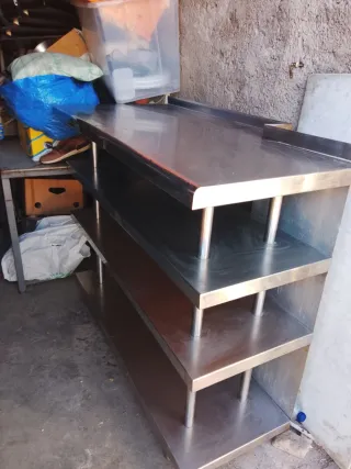 Mobile asero con estanterías