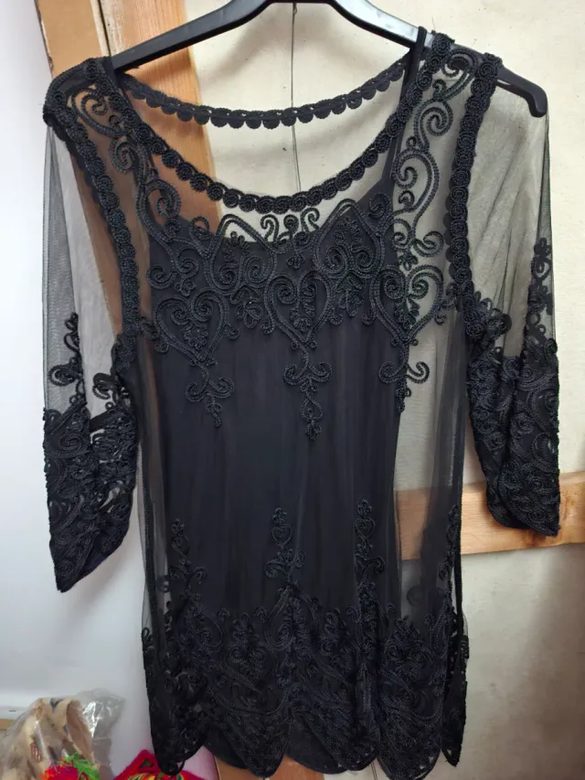 Blusa de encaje transparente negra