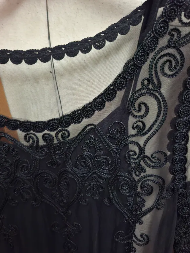 Blusa de encaje transparente negra