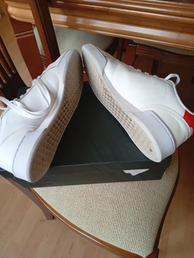 Zapatillas Adidas Blancas y Rojas