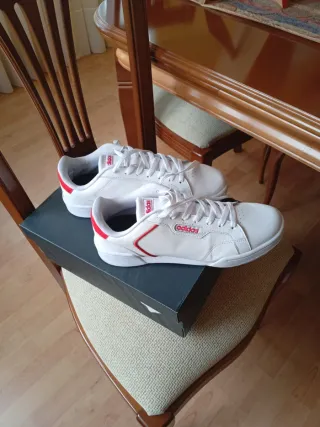 Zapatillas Adidas Blancas y Rojas