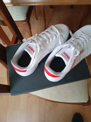 Zapatillas Adidas Blancas y Rojas
