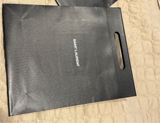 Bolsa y caja Saint Laurent YSL negra