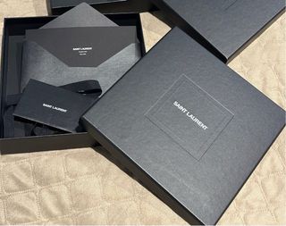 Bolsa y caja Saint Laurent YSL negra