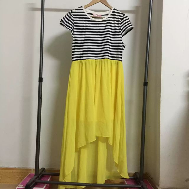 Abito giallo con fantasia a righe