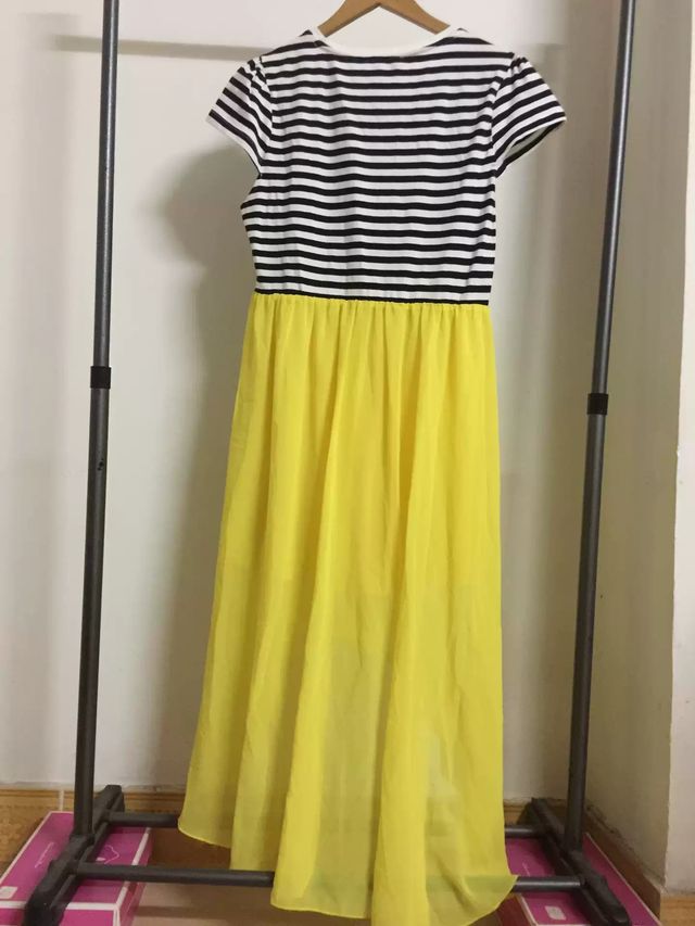 Abito giallo con fantasia a righe