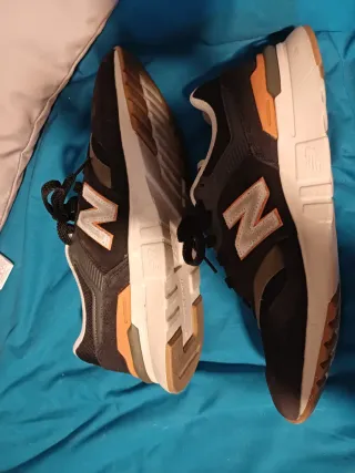 Zapatillas New Balance Negras y Naranjas