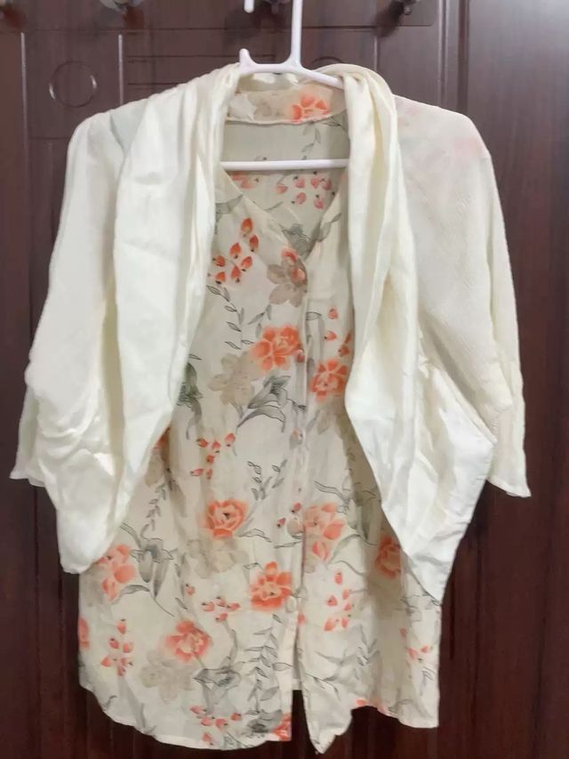 Camicetta floreale con coprispalle