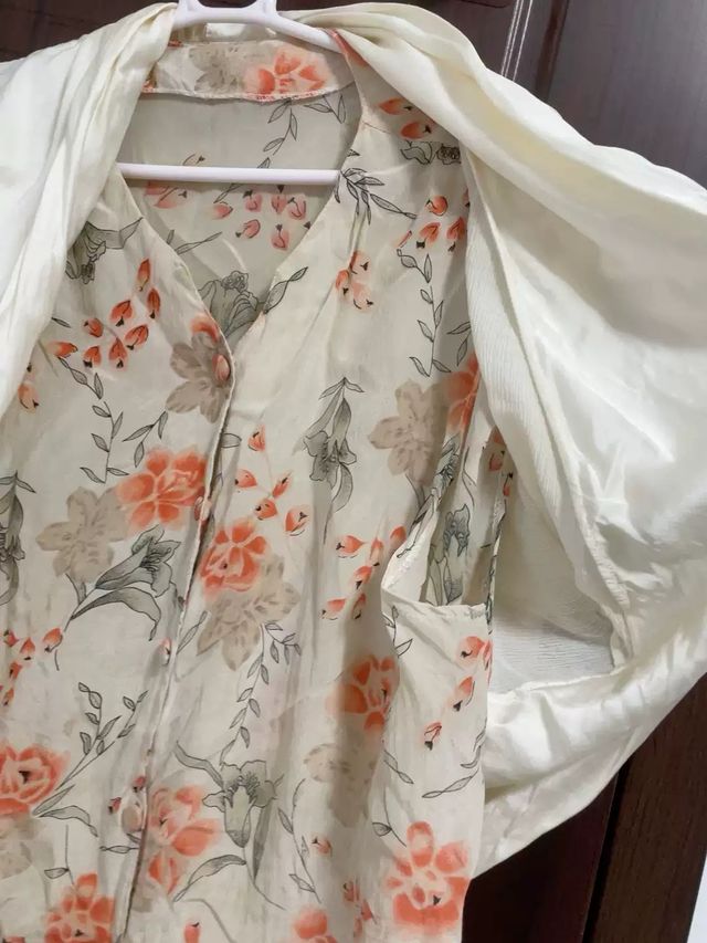 Camicetta floreale con coprispalle