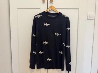 Jersey H&M Azul marino con aviones blancos Talla M