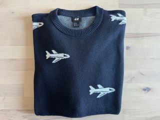 Jersey H&M Azul marino con aviones blancos Talla M