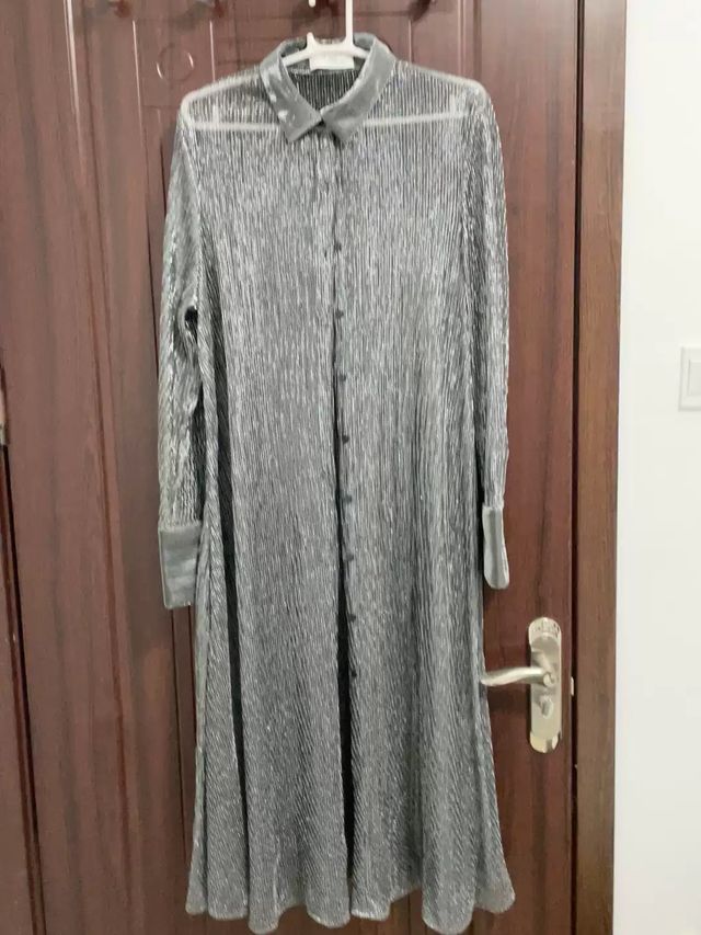 Abito lungo grigio con dettagli