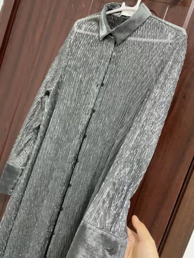 Abito lungo grigio con dettagli