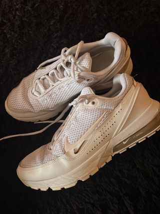 Tenis Nike Beige y Blanco