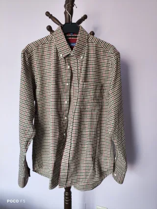 Camisa a cuadros marrón y roja