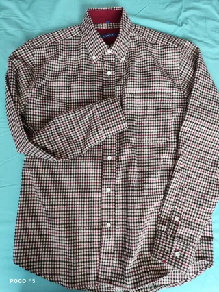 Camisa a cuadros marrón y roja