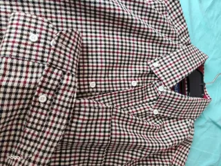 Camisa a cuadros marrón y roja