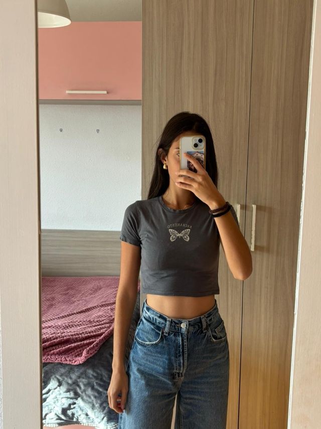 Crop top gris con dibujo de mariposa