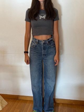 Crop top gris con dibujo de mariposa